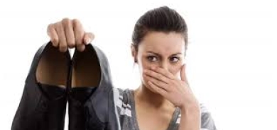 5 أسباب لرائحة القدمين الكريهة... كيف نعالجها؟