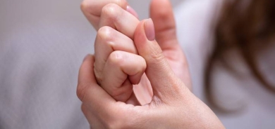 هل يمكن أن تؤدي «طقطقة» الأصابع إلى التهاب المفاصل؟