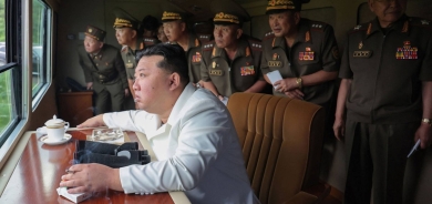 زعيم كوريا الشمالية يحضر اختبارا لنظام إطلاق صواريخ