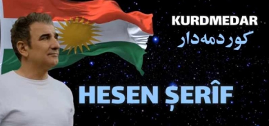 هونەرمەند حەسەن شەریف گۆرانی (كوردمەدار) پێشكەش بە سەرۆك بارزانی دەكات