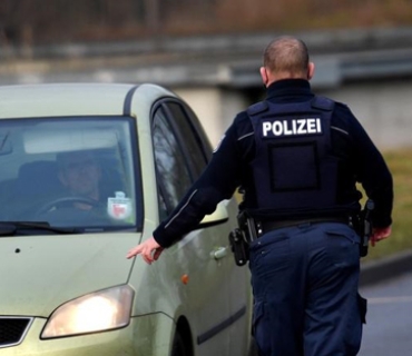 ژنێک لە ئەڵمانیا بە چەقۆ هێرشی کردە سەر سەرنشینانی پاسێک