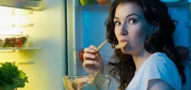 لماذا نأكل عندما نشعر بالملل؟ وكيف نتخلص من تلك العادة؟