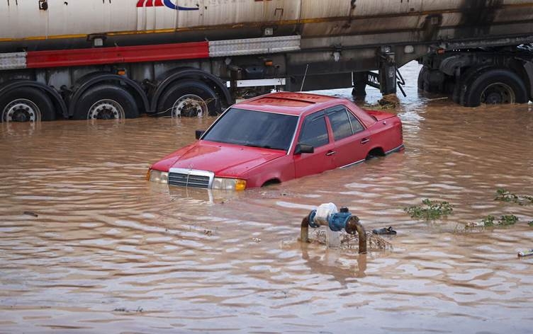 DÎLOK - Baraneke gur bariya: Kolan di bin avê de man!