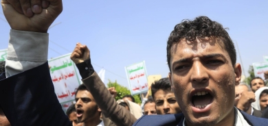 الحكومة اليمنية تتهم الحوثيين بالسعي للسيطرة على القطاع التجاري