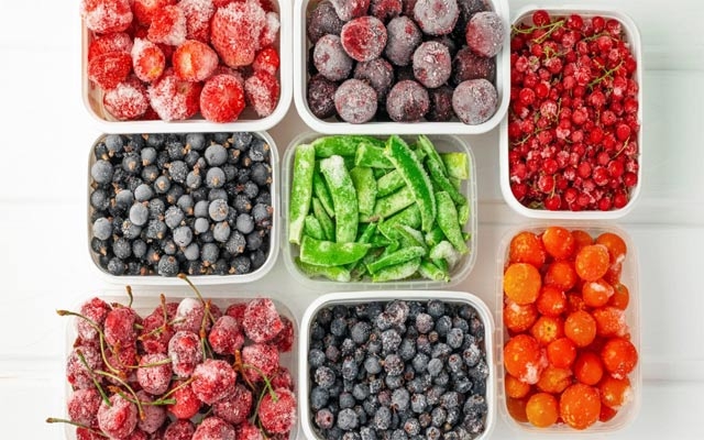 میوەی تازە، میوەی فریزكراو.. كامیان تەندروستترە؟