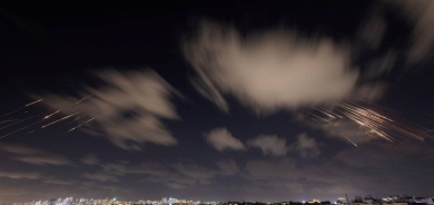 «الحرس الثوري» يعلن إطلاق مئات الصواريخ... ويحذر إسرائيل من الرد