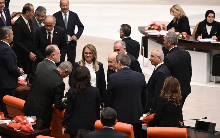 Bahçelî bi destê parlamenterên DEM Partiyê girt: 'Em dikevin serdemeke nû'