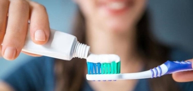 رأس الدش وفرشاة الأسنان مليئتان بمئات الفيروسات... لكنها قد تنقذ الأرواح