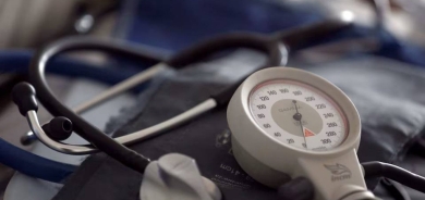 كيف تؤثر الوضعية الصحيحة لليد في دقة قياس ضغط الدم؟