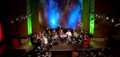 Dengê stranên Kurdî li Almanyayê olan dide: Konsera 'Rêya Ber bi Hewlêrê ve'