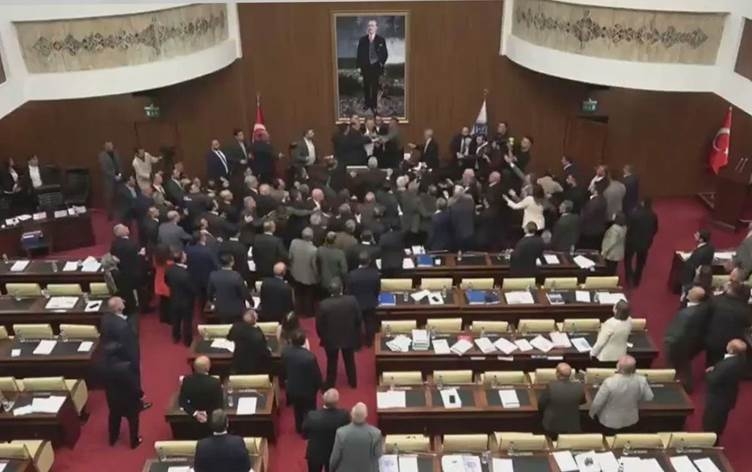 ENQERE - Endamên CHP û AK Partiyê bi hev ketin