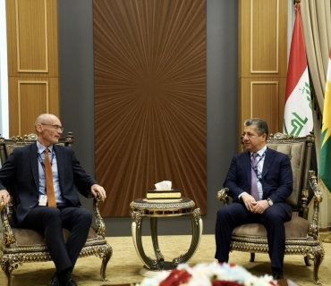 مسرور بارزانی، سەرۆکی حکوومەتی هەرێمی کوردستان، لە شاری دهۆک، پێشوازیی لە ستیڤن هیچن، باڵوێزی بەریتانیا لە عێراق کرد.