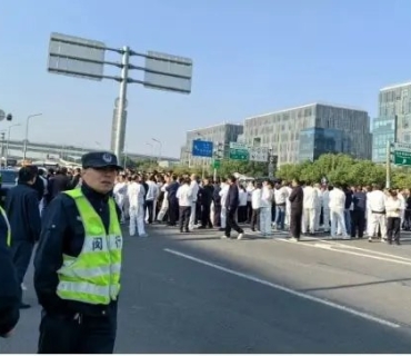 ناڕەزایی دەربڕینی کرێکارانی ئۆتۆمۆبیل لە شانگهای لە چین