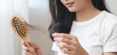 هل تعاني من تساقط الشعر المفاجئ؟ إليك الحل