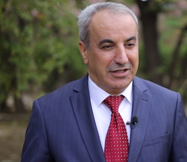       د.ئازاد عەبدولعەزیز مامۆستای زانكۆ:  دواكەوتنی پێكهێنانی كابینەی دەیەم كێشەكان لەسەر یەكتری كەڵەكە دەكات و پاشان چارەسەریان ئەستەم دەبێت  دوو هۆكاری سەرەكی وادەكەن كە پێكهێنانی كابینەی حكومەتی هەرێمی كوردستان دوابكەوێت: