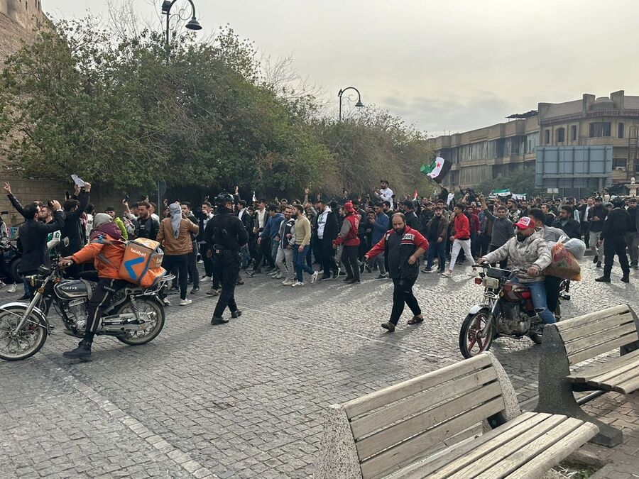 Penaberên Rojava û Sûriyeyê dest bi ahengê kirin