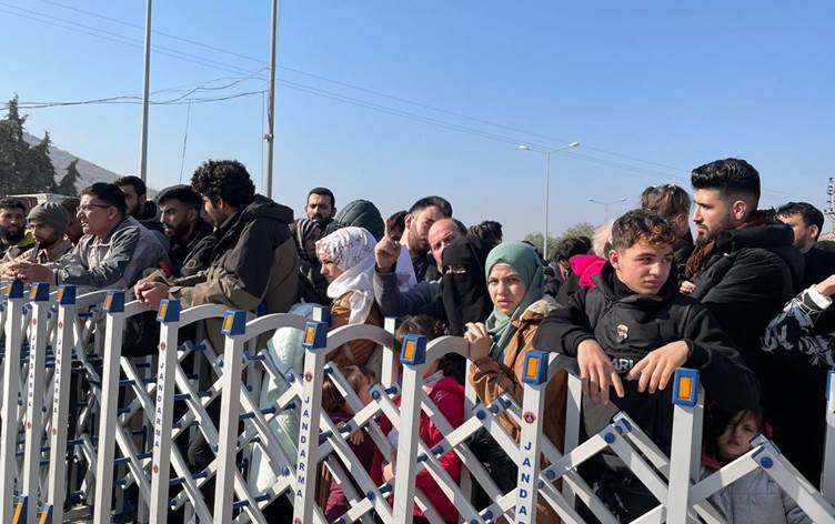 Rejîma Esed rûxiya: Koçber ref bi ref berê xwe didin Sûriyeyê