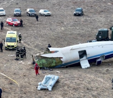 کەوتنەخوارەوەی فڕۆکەیەکی نەفەرهەڵگری ئازەربایجان بە دەیان سەرنشینەوە لە کازاخستان