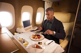 حتى في الدرجة الأولى... لماذا يجب عليك الامتناع عن تناول الطعام على متن الطائرات؟