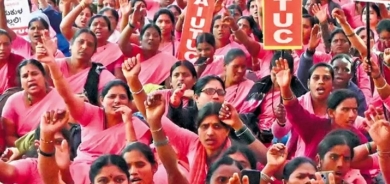 ناڕەزایەتی دەربڕینی پەرستاران و کارمەندانی ناوەندە پزیشکییەکان لەسەر مووچە لە هیندستان
