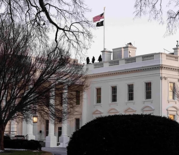 ئیدارەی ترەمپ هەڵکردنی هەر ئاڵایەکی دیکە جگە لە ئاڵای ئەمریکای لە باڵەخانە حکومییەکان قەدەغە کرد