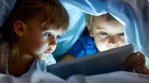 هل يقضي طفلك وقتاً طويلاً على الإنترنت؟ 6 علامات تحذيرية وحلّها