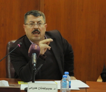 د. عەبدولفەتاح هەورامی  پسپۆڕ و تایبەتمەندی تەندروستیی گشتی:     لە هەرێمی كوردستاندا سیستمی تەندروستیمان نییە و ئەوەی هەمانە خزمەتگوزاریی تەندروستییە