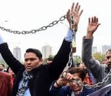 ڕۆژنامەنووسان خۆپیشاندانی ناڕەزایەتییان لە پاکستان ئەنجامدا