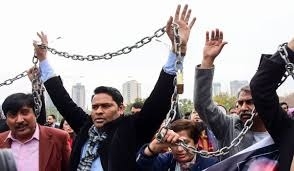 ڕۆژنامەنووسان خۆپیشاندانی ناڕەزایەتییان لە پاکستان ئەنجامدا