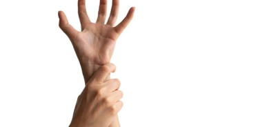 ئایا دەست لەرزین  نیشانەیە یان نەخۆشی؟