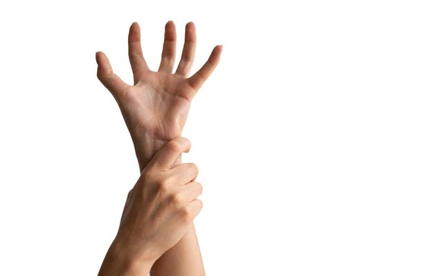 ئایا دەست لەرزین  نیشانەیە یان نەخۆشی؟