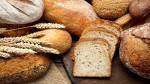 ما نوع الخبز الذي يجب تناوله لخفض مستويات الكولسترول السيئ؟