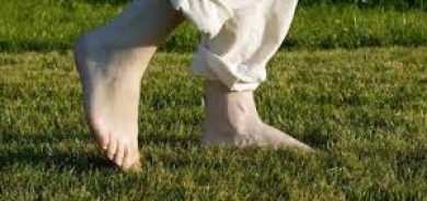 فوائد غير متوقعة للمشي حافي القدمين