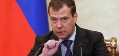 ميدفيديف يسخر من تحذير ماكرون: «ميكرون» لا يشكل تهديدا