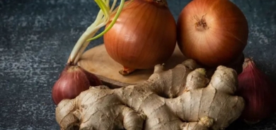 منها الزنجبيل والبصل.. عناصر غذائية مفيدة لعلاج عسر الهضم