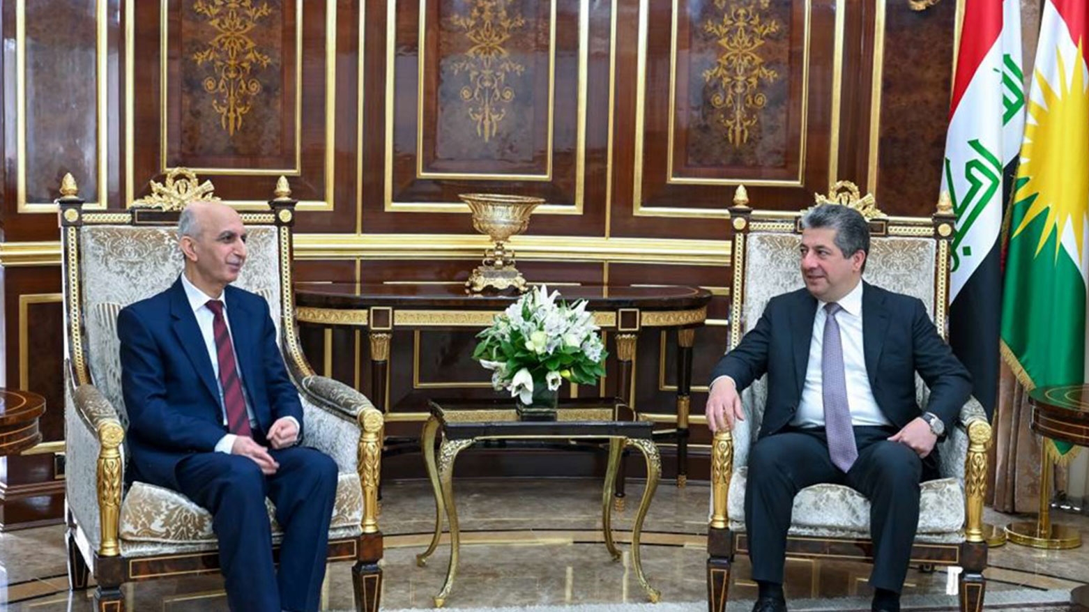 رئيس الحكومة يثني على جهود وخدمات رئيس هيئة حماية وتحسين البيئة