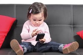 الإفراط في استخدام الهاتف قد يصيب هذه الفئة العمرية بالهوس