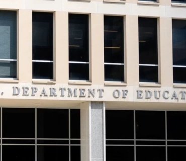 وەزارەتی پەروەردەی ئەمریکا نیوەی کارمەندەکانی لە کارەکانیان دووردەخاتەوە