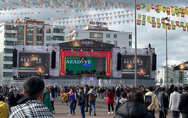 Newroza Mezin li Amedê tê pîrozkirin