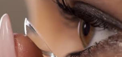 لماذا لا يجب عليك ارتداء العدسات اللاصقة أثناء الاستحمام؟