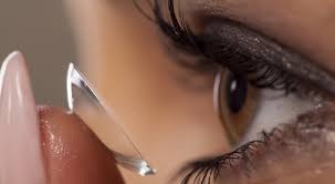 لماذا لا يجب عليك ارتداء العدسات اللاصقة أثناء الاستحمام؟