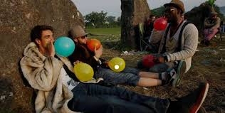 مع انتشاره بين المراهقين... ما أضرار تعاطي غاز «الضحك»؟