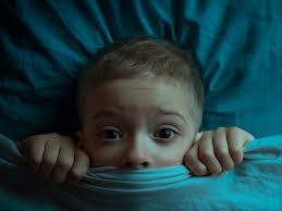 لا تفزعي إذا صرخ طفلك أثناء النوم! إليكِ تفسير الرعب الليلي وعلاجه