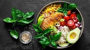 بينها الشوكولاته... أفضل 10 وجبات خفيفة لشيخوخة صحية ومنع التدهور المعرفي