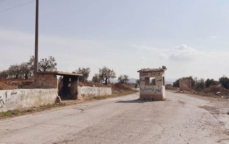 Komên çekdar ji Efrînê vedikişin: 'Xalên kontrolê neman'