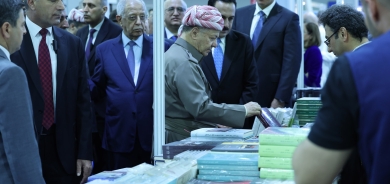 الرئيس بارزاني يقتني عدداً من الكتب في معرض أربيل ويعثر على عنوان بحث عنه طويلاً