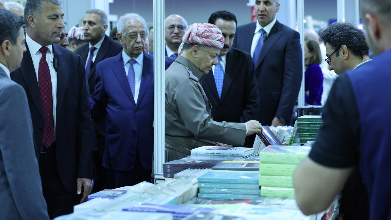 الرئيس بارزاني يقتني عدداً من الكتب في معرض أربيل ويعثر على عنوان بحث عنه طويلاً