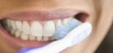 سوء تنظيف أسنانك قد يصيبك بالصداع النصفي وآلام الجسم