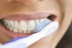 سوء تنظيف أسنانك قد يصيبك بالصداع النصفي وآلام الجسم