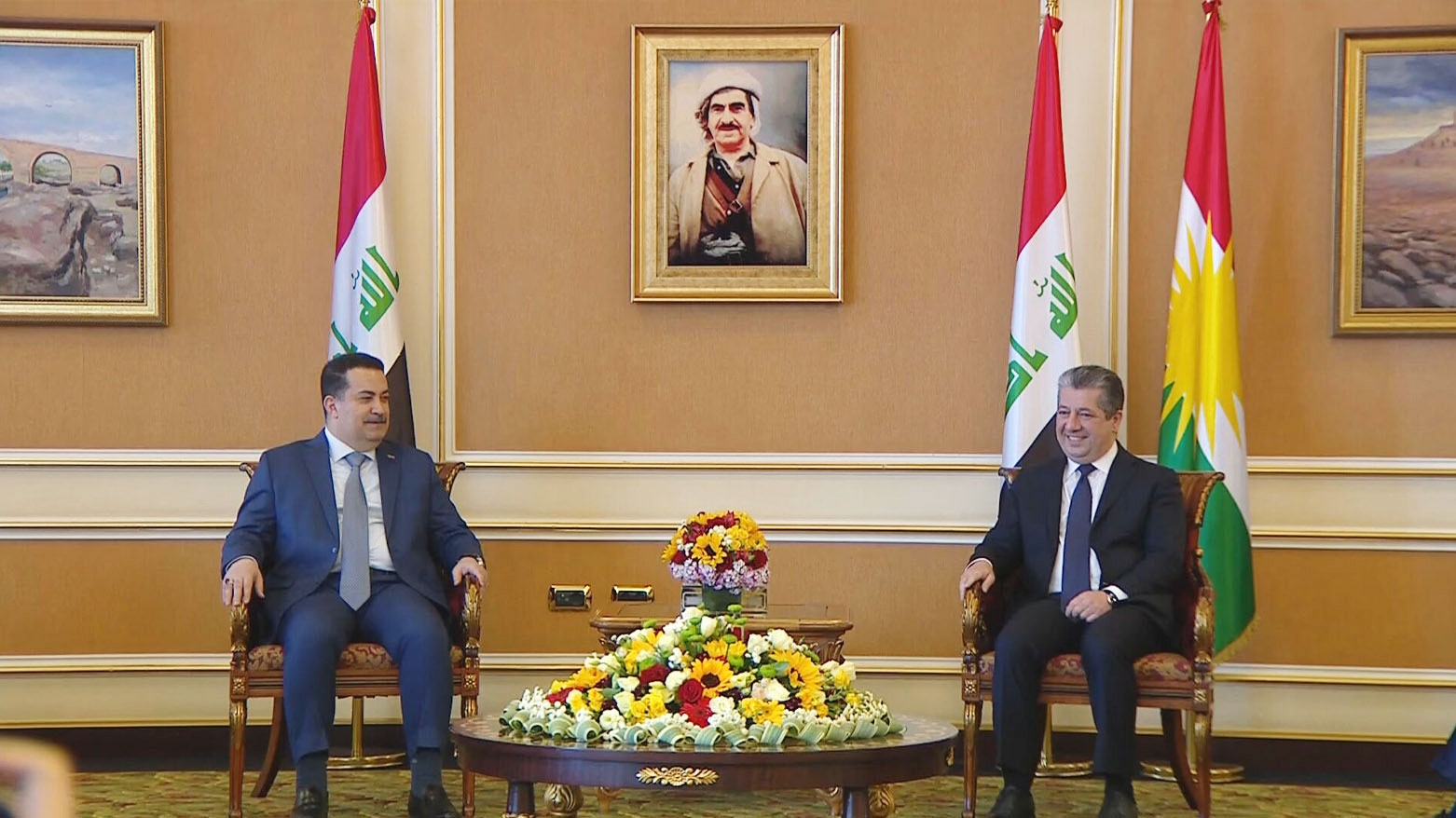 مسرور بارزاني يستقبل السوداني في مطار أربيل الدولي